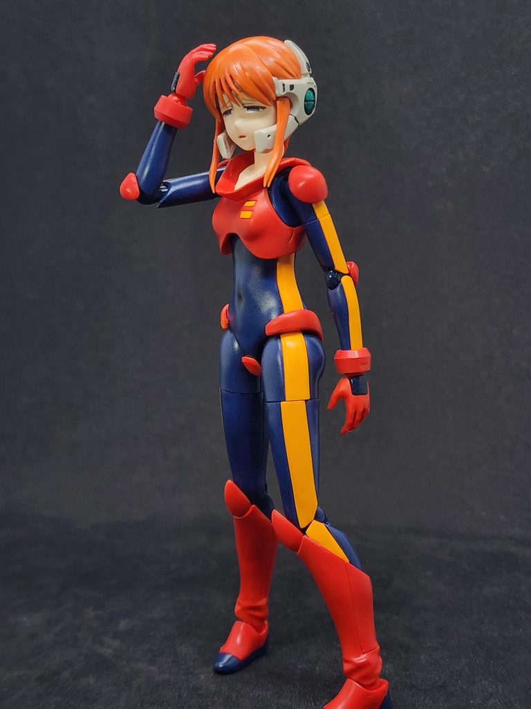 ヘッドギアも白に肌色と銀をちょっと混ぜた色で塗ってみました。目のデカールって使うの初めてだったので顔面崩壊しそうで怖かったです。