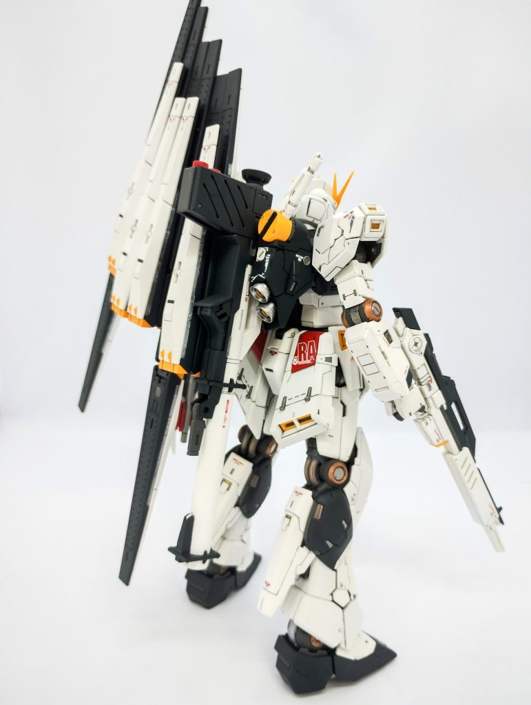 インテークのフィン部分、ふくらはぎ(ダムの部分)後部の白のスラスターカバーと左右の紺パーツの縁といった所のプラの厚みが気になったので、薄く成形したくらいしかいじっていません。