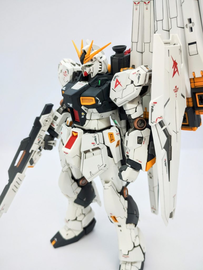 クレオスラッカーで全塗装。イエローを大分オレンジに振ったので、紺のネイビーブルーを少し紫に振ったら良かったかもしれません。デカールは水転写を使用。小さすぎて何度か心が折れそうになりました。塗り分け雑な所があるけど、満足した！次にRG作る時の勉強になりました！