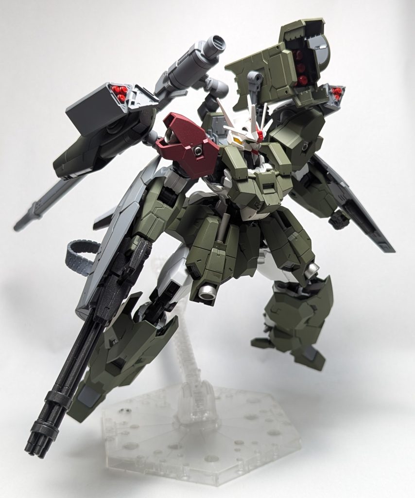 …まぁ、そんな感じで、深く語ることないのですが…((メインカラーの緑は「タミヤ LP-56「ダークグリーン2(ドイツ陸軍)」」という明る過ぎない絶妙な色を見つけたのが大きかったですね…(*´ω`*)これがボトムズカラーに近いんですよwちなみにブースターは「Mr.COLOR C-17 RLM71 ダークグリーン(ドイツ空軍機上面色)」をしようしてワントーン色を落としています。このほか「タミヤ LP-21 イタリアンレッド」「タミヤ LP-63 チタンシルバー」「Mr.COLOR C316 ホワイト FS17875(米海軍機標準塗装色)」「Mr.COLOR C317 グレー FS36231(米海軍機標準塗装色)」「Mr.COLOR C329 イエロー FS13538(ブルーエンジェルスカラー)」と、軍関係の色を多用して全体の色を整えました
