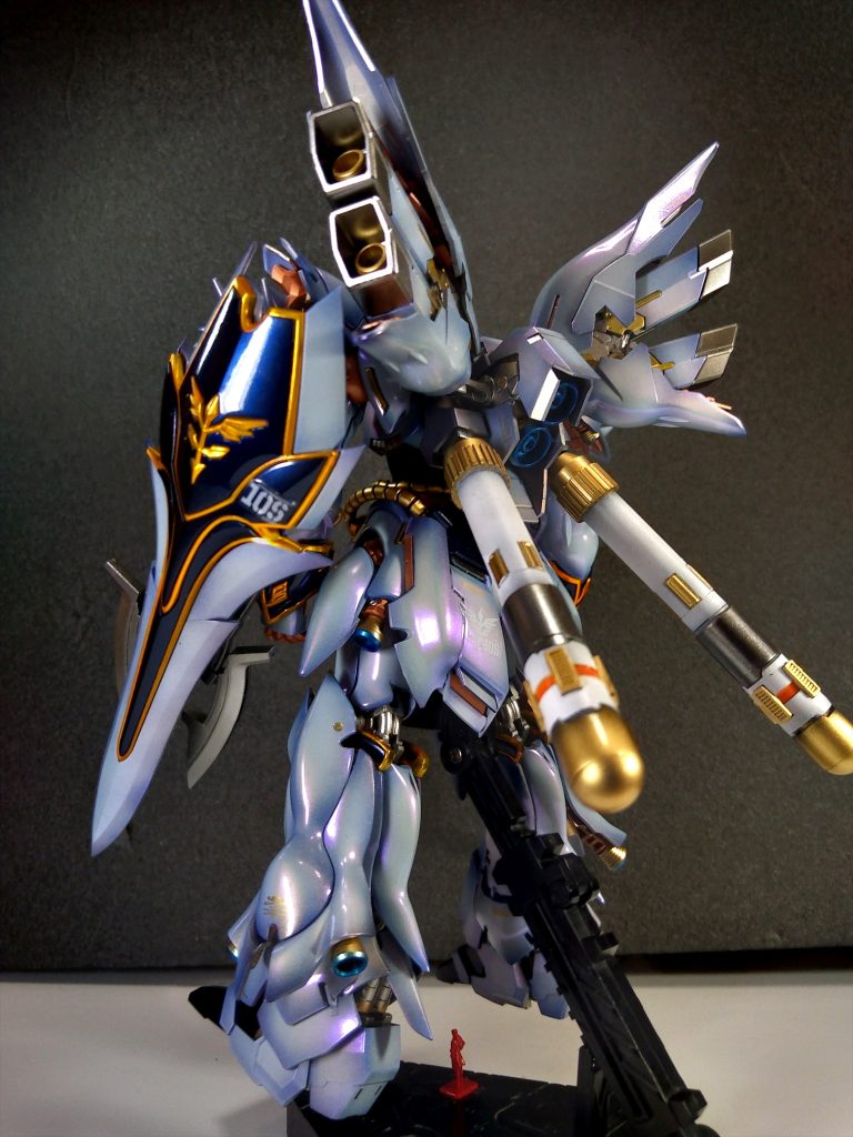 しかし改めて見ると青いっすね。黒→シルバー→クリアホワイトから何故か仕上がった、どう見ても青い機体。単純に青と白で調色しても、この質感で作るの難しい気がするのでコレはコレで面白いですね。紫パールやゴールドも相まって、どことなく高貴な雰囲気の色合いになったんじゃないでしょうか。（狙って作ってない）