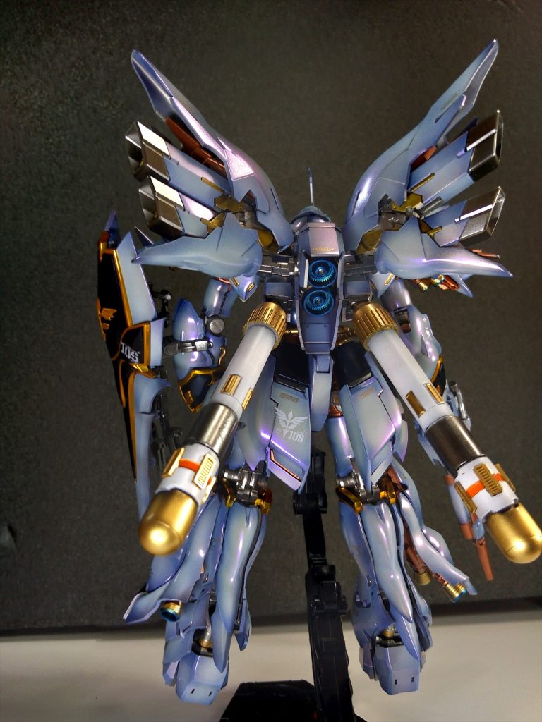 ざっとみた感じ、背面からの姿が好きです。こういう塗り重ねる光沢塗装は大変ですけど、曲線的な機体にはいいですね。紫のパールがテカテカ気持ちよく映ってくれてるのも良シ！