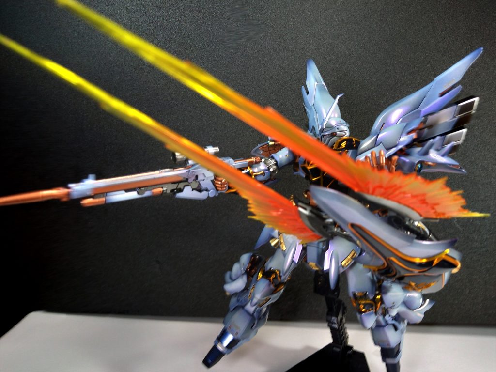 ライフルはガンメタ一色から、機体色とカッパーで塗り分け。ビームエフェクトパーツは、元のイエローにクリアレッドとオレンジ吹いてグラデーションにしました。