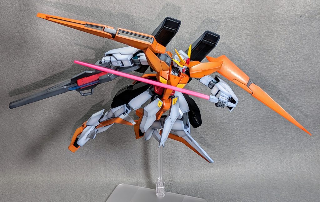 刺々しい機体はダイナミックなポーズが映えますね!