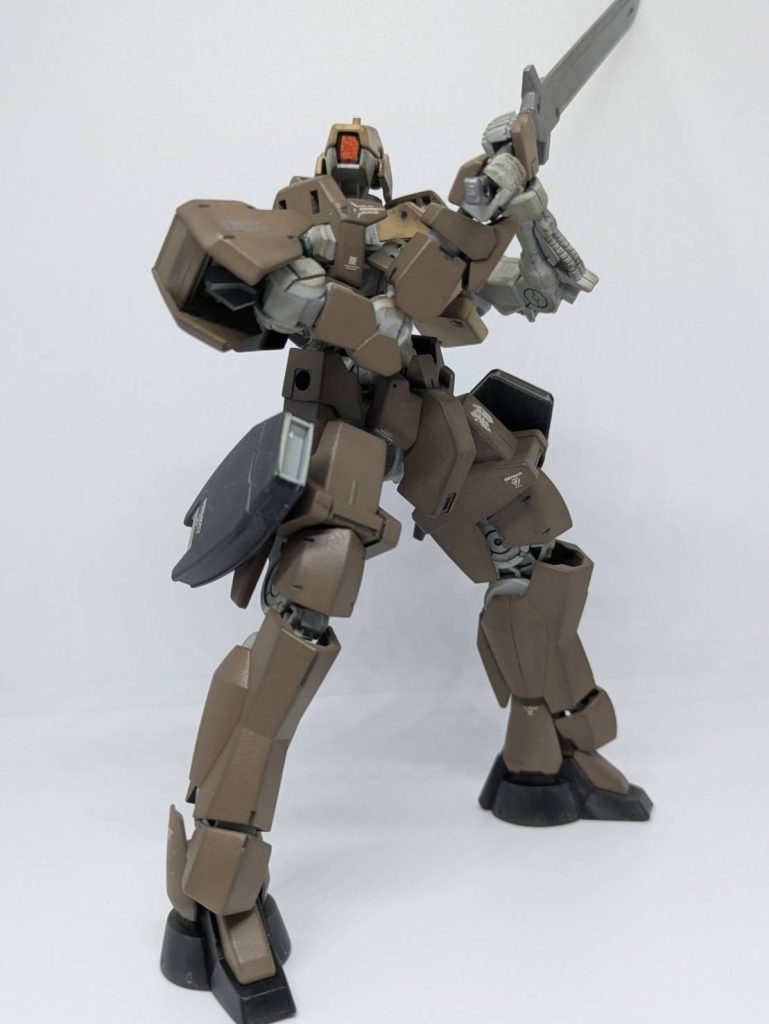 カメラアイにはハイキューパーツのミラージュレッドシールを使用。写真だとなんかそれっぽくなった。良かったですね。 今回も缶スプレー中心です。(顔部分の黒だけ筆塗り)T:タミヤ     C:クレオス装甲濃茶:T 茶色(陸上自衛隊)装甲薄茶:T ライトサンド装甲黒:T マットブラックフレーム:Tロイヤルライトグレイエイハブリアクター:Tレッド武器:T ジャーマングレイ / T ライトガンメタルカメラアイ:ハイキューパーツのミラージュレッドシールその他一部ガンダムカラーペンを使用つや消し仕上げジークアクス面白いですね。それではまた。