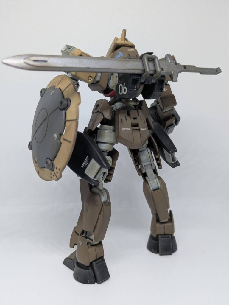 ミキシング楽しいですね。グレイズ改は鉄火団のMSですが、今回はギャラルホルン所属機をイメージして作りました。ボロボロですが、地方の方だとこんなもんだろうかと想像しつつ。脚部とバックパックが地上仕様になっており、バトルブレードを装備しています。