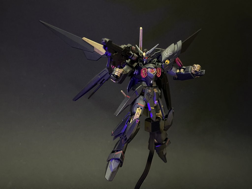 実は上腕の軸(パーツで言うとK24、K26の軸)を両方とも折ってしまい、数年放置しておりました。代替品としてHGデュナメスの肩に差し替え、より太い軸を仕込んでいます。両手でバスターライフルを持てなくなってしまいましたが、前部のグリップを掴みバズーカのように構えることができました。つや消しトップコートは、かなり泡立ってしまい、失敗でした。それを目立たなくするために背景も照明も暗め、ブラックライトも多用しました。ただツバサのつや消し黒にはこだわって、しっかり塗り直し。イメージどおりに仕上がりました。