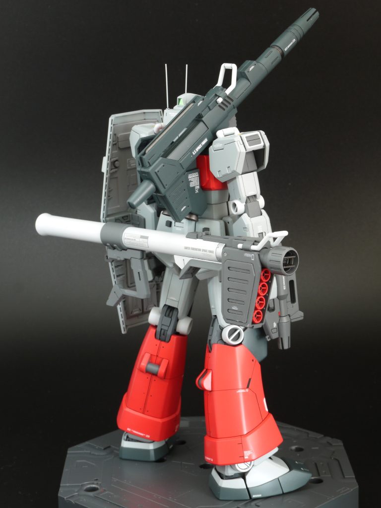 バズーカをおしりに取り付けられるように、RX-78 Ver.3.0の四角穴部品を移植しています。