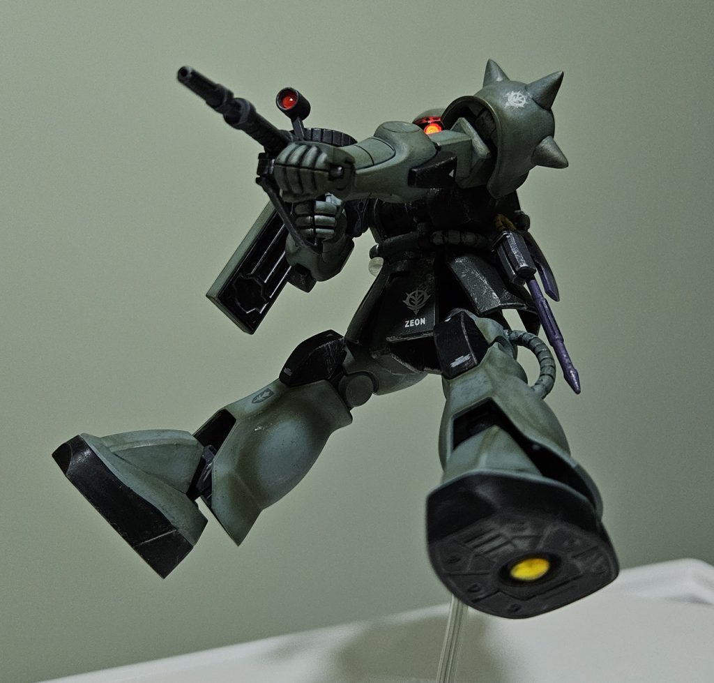 引きながらザクマシンガンを撃つ図宇宙戦のザクは大体こんな動きしている印象日の目を見るのは稀だが足裏のスラスターにもHアイズを接着しましたここにもLED入れられるのでは…(zaku-kao1)と思った時にはもう接着した後なので断念しました