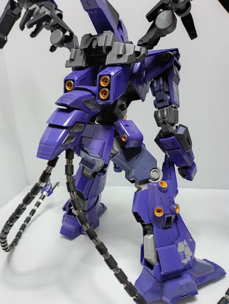 尻尾部分は100均のアルミ針金を束ねて8mmパイプに通して作成。先端はヴァサーゴのストライククローです。