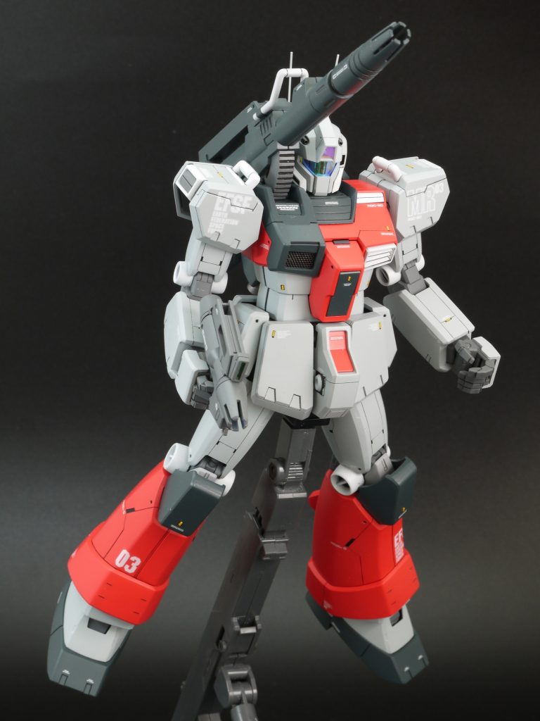 ジムキャノンは、ムダに強そうに見える赤い肩と、パンツを履いたような黒い腰まわりのカラーリングが好みでは無いため、ジム改の配色をベースにしてアレンジしました。