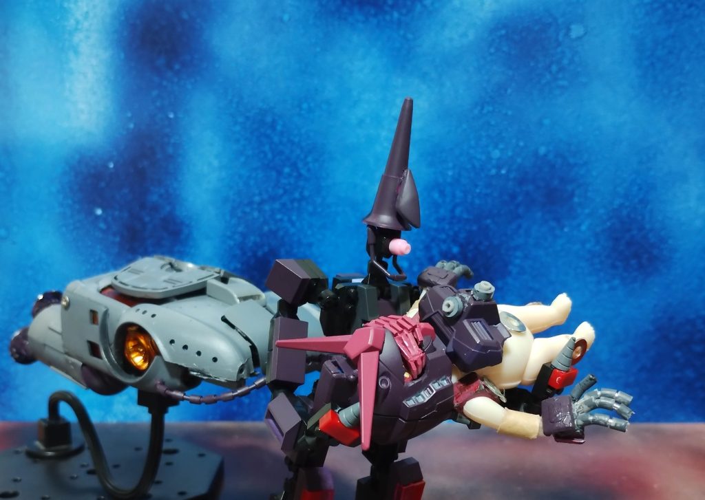 キケロガを分離し、擱座したサイコ・ガンダムを回収する。お姫様だっこをする相手、間違えてないか?