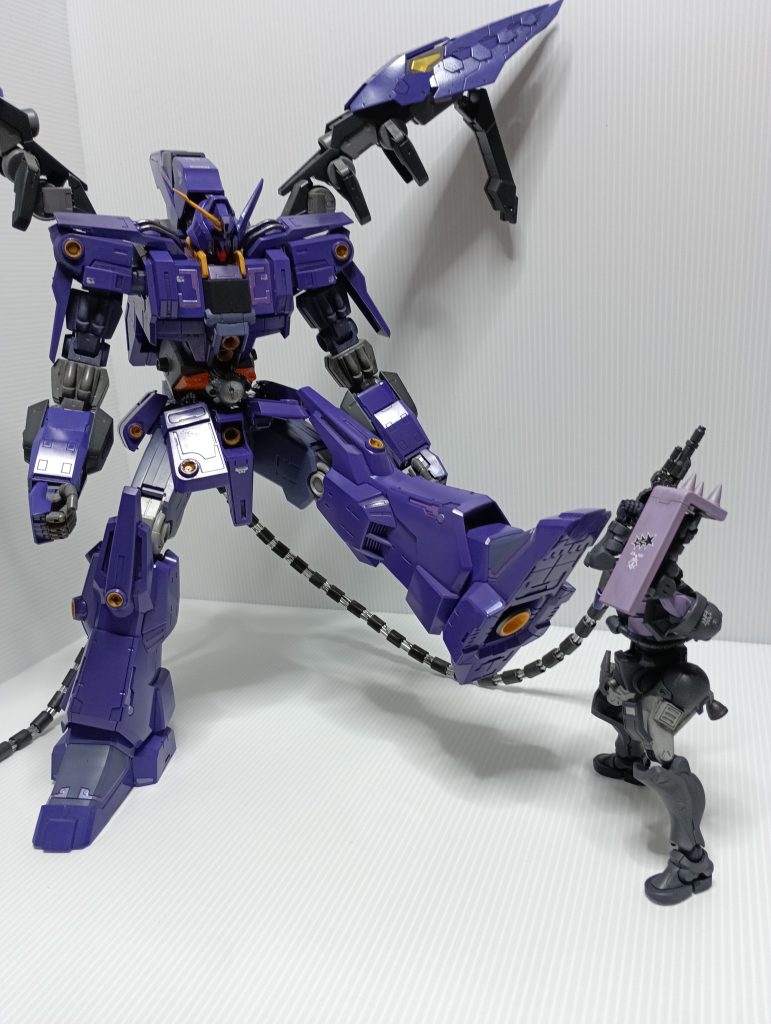 尻尾は支えとしても機能するので、片足立ちも可能。