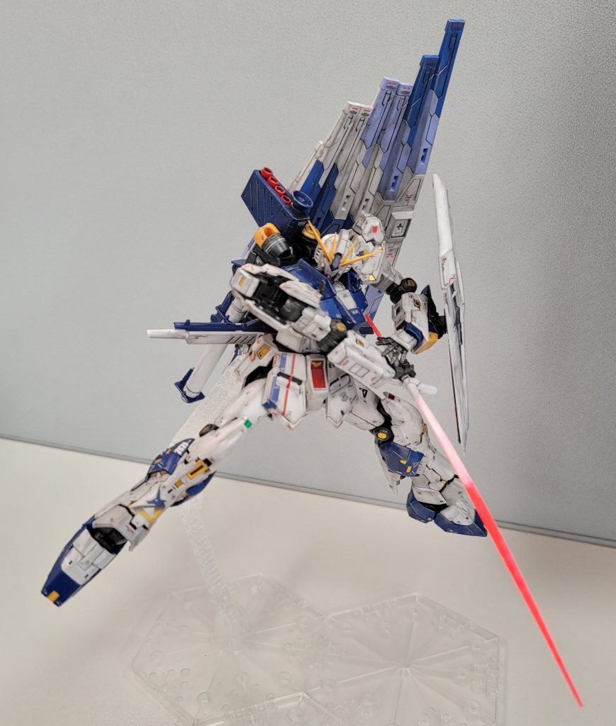 このビームサーベルめっちゃカッコいいけど気を抜くと自分に刺さりそう(gundam-kao10)サーベルエフェクトは蛍光レッドを塗ってからホワイトでグラデーションをつけましたこのホワイト、最初は前に痛車プラモを作った時に残ったスプレー缶で塗るつもりだったがシューしてみたら実はもう残っていなくて結局ドライブラシでグラデーションつけましたよいい練習になったな