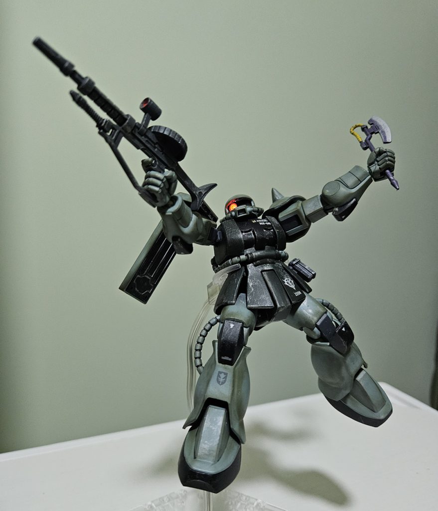 マシンガンで射撃しながら接近しヒートホークで殴り掛かろうとしている図ちなみにモノアイは後ろの突起を切って可動域を強化しました