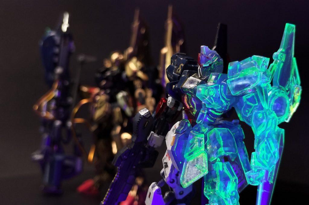 13.    ただ、同じことを繰り返してもつまらんですので、そこに自作品「メチャヒカルバスト」の要素を組み入れ、開発中の機体のワイヤーフレームCGみたいに表現できたらおもしろいかなあ、というのが今回のチャレンジです。