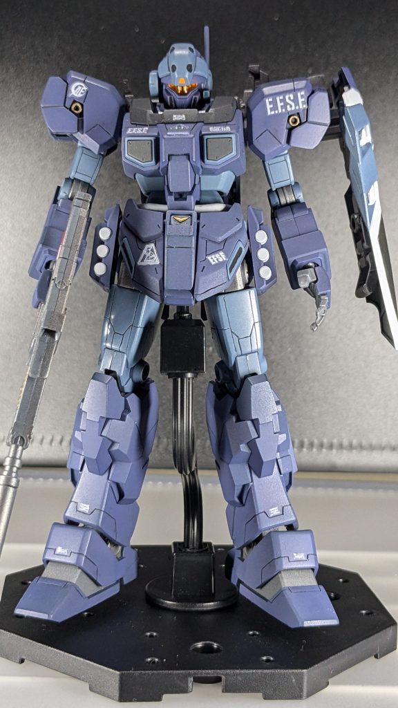 今作は大きく追加することは特に無かったのですが、作り始めたのが３月中なのにも関わらず、モチベーションが大きく低下してしまい、結局完成までに３ヶ月という、大変時間を掛けてしまった作品となりました。今回のスジ彫りですがデザインは諸先輩方のものを参考として、目標としては、［ゆがみ等は少なく、直線的で、左右対称］となるように心がけて各部位にスジ彫りを施してみました。スジ彫りの道具ですが、今回使用したのは、デザインを決める際はディバイダーを多用することで大きさや、左右対称感を強めることに成功しました。ディバイダーにてデザインの下書きをした後、けがき針にて一段階深く筋を入れるのですが、今までは、直線的になるように当然、スジ彫り様のガイドテープを使用していたのですが、個人的になかなか好きになれず、手近なもので作ってみようと思い、結果、［細めのマスキングテープの上にセロハンテープを２枚貼り付けた物］をガイドテープとして使用しました！最初にマスキングテープを下地にするのは直線的なラインを見やすくるためで、厚みを持たせるためにその上にセロハンテープを２枚貼り付けましたがこれが、個人的に使いやすく、またガイドテープのように単価が高いわけでも無く、くるんと丸くなるでもなく、非常にかってが良い物になりました。最初のけがき針で削る際は力はいりませんので、この程度の簡単な自作ガイドテープでも十二分に使用に耐えることが出来ました。けがき針である程度削ることが出来たらタガネで更に深く削ることで、墨入れしないでも十二分にスジ彫りをしてあると認識できる程度まで彫り込んでいます。