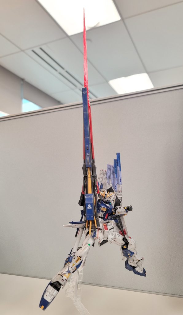 ロングレンジフィンファンネルのエフェクトは借り物これもサーベルと同様蛍光レッドで塗ってからホワイトグラデーションこの辺で左太もものロンドベルエンブレムが剥がれ落ちた(gundam-kao5)