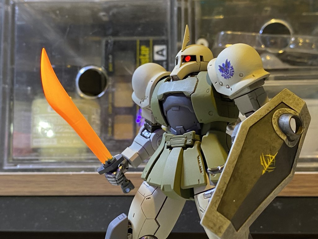 原作ゲーム『ジオニックフロント』イメージ。シールドのマーキングはPS2版に倣いました。ヒートサーベルは旧HGUCグフより不使用時/発熱時で二振り用意し、発熱時のものは蛍光オレンジ/蛍光レッドでグラデーション塗装をしてブラックライトで発光するようにしました。