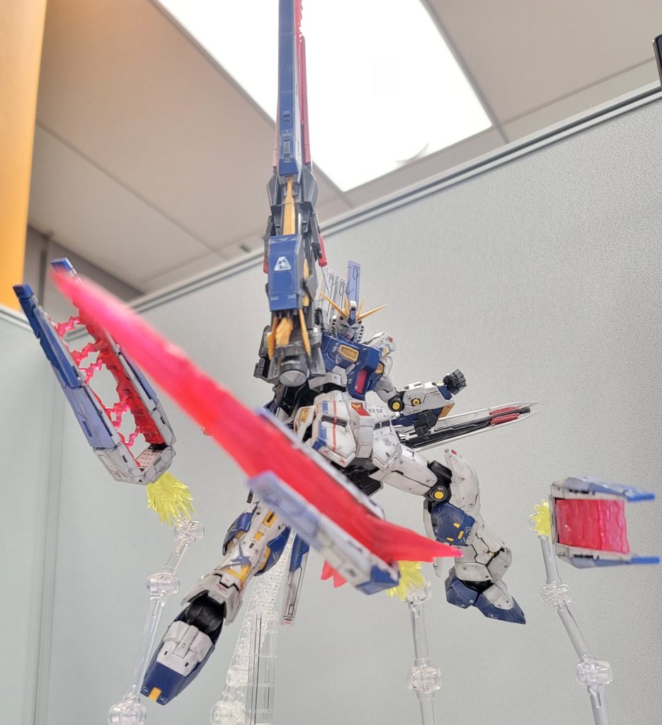 職場に飾ってからHi-ν用のフィンファンネルエフェクトパーツが着弾したので使ってみましたビームはそのまま改造キットのフィンファンネルに使えるけど他の部分は口径が合わないのでビームだけ使いました