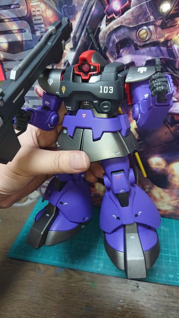 ハンドパーツは指関節も入っているので保持力はそこそこで細かい指の動きを表現できます(gandam-hand2)そしてMGでこのサイズとなるとなかなかいい重さですｗ