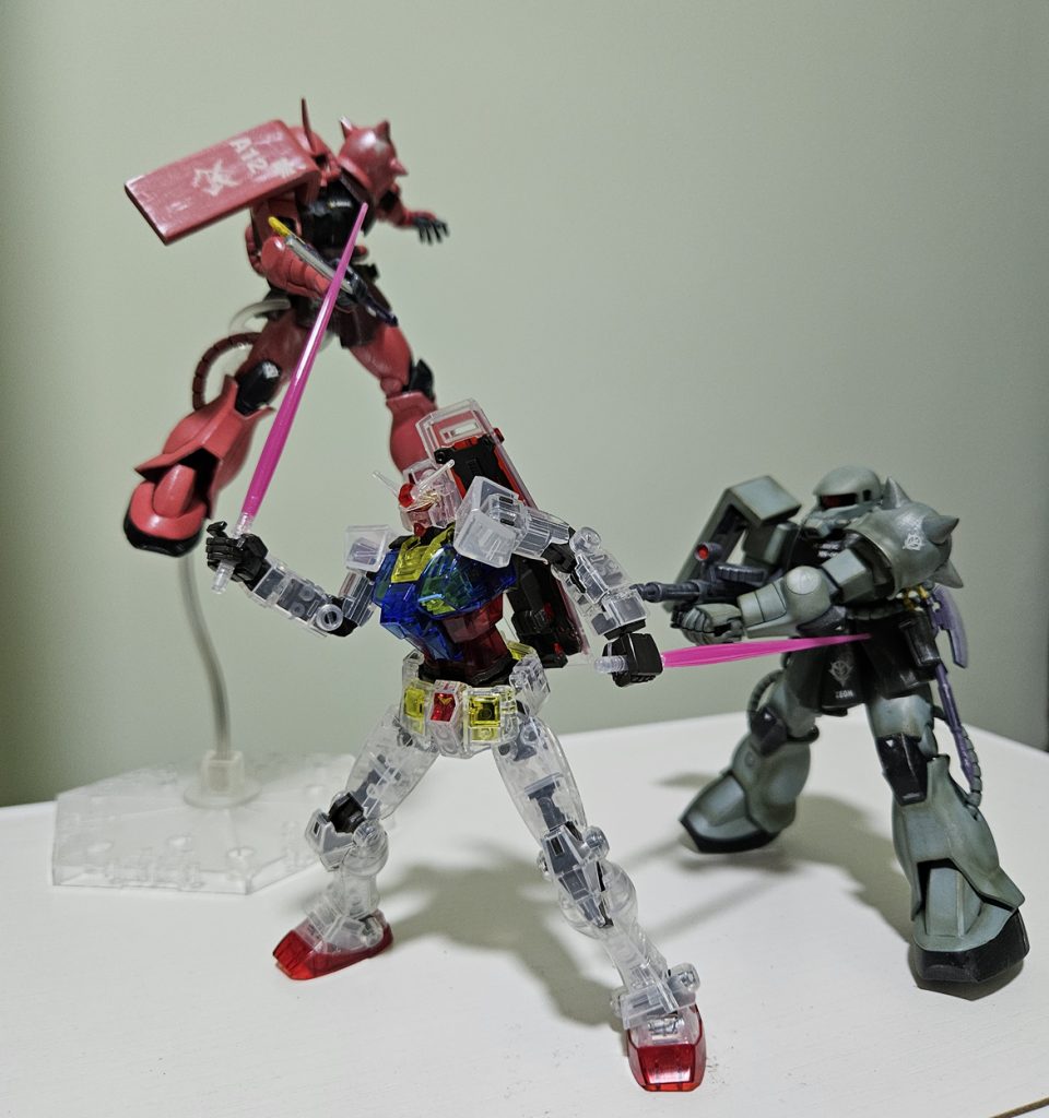 宇宙世紀正史にMAV戦術が確立されなかった理由とか言うアレシャアザクは数年前に作ったリバイブ版です大佐階級のデカールを貼って完成してから気づいた劇中でシャアがザクを乗っていたのは中尉~少佐の頃だった(zaku-kao4)まあシャアザクは別に破壊されなかったから大佐に昇進した後にも乗ってたかもしれないまた、シャア機のドライブラシはファレホのシルバーで行ったので反射が無駄に強く、今見ると出来がちょっと微妙かも…やはりエナメルの方がよかった