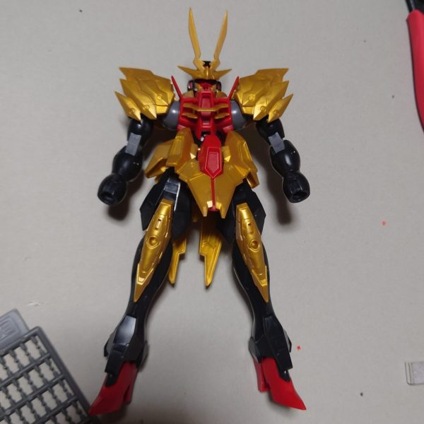 買ってからずっとパーツ数の多さに怯んで、放置してたティフォエウスガンダム・キメラを作り始めました。最近空気清浄機に転生したサイコ・ガンダムを観てサイコ・ガンダムについて考えていた時、ふと「 こいつサイコ・ガンダムMk-3なんじゃね？」という考えが浮かびサイコ・ガンダムMk-3として製作する事に決めました。一応「 サイコ・ガンダムMk-3」という機体はガンダム・ザ・バトルマスターというゲームに登場しますが、ゲーム世界限定でしか存在しない機体みたいです。そもそもこの「 サイコ・ガンダムMk-3」の開発にはムラサメ研もオーガスタ研も関与しておらず、勝手にサイコ・ガンダムを名乗ってる他人のような気もします。かと思えばG・ドアーズがサイコ・ガンダムMk-4なので正史におけるサイコ・ガンダムMk-3は謎に包まれています。Mk-2からMk-4で急に小型化しているのでMk-3はその中間に当たるような機体なのでは…ZZから逆シャアまで確か4年くらいしかなく、その間にMk-4も開発されてる事も考えると、アクシズ崩壊直後後に元アクシズの技術者を獲得し、表向きは小型化サイコミュの技術検証機として開発された機体がティフォエウスガンダムなのではないか？元アクシズの研究者に設計の大部分を任せたので連邦らしくない丸みのあるデザインになったのではないか？クタン双竜型も表向きは専用の輸送用ブースターとして開発された随伴機兼、ハルユニットではないか？ホンコンシティの一件で印象が悪くなったサイコ・ガンダムである事を隠す為に合体時をサイコ・ガンダムMk-3とし、あえて分離状態にはサイコ・ガンダムの名を与えなかったのではないか？予算削減と言い逃れするためにあえてサイコ・ガンダムMk-2の余剰パーツなんかを再利用しているのではないか？完成直後位にサイコフレームの技術がもたらされ直ぐにG・ドアーズの開発が始まった為に歴史の闇に消えたのではないか？この開発に関わっていた者が袖付きに流れ、ハルユニットという概念をもたらしネオ・ジオングの開発に繋がったのではないか？…と、こんな感じの妄想が膨れ上がったのでサイコ・ガンダムMk-3として製作する事にしました。色はバトルマスター版のMk-3に寄せるかG・ドアーズみたいにティターンズカラーにするか考え中…とりあえずティフォエウスガンダムのみ後ハメ加工等しながら仮組み。足先の後ハメ加工は難しそうなのでフレーム？部を塗装してからマスキングして組み込んでから足先の合わせ目を処理する方式になりそう。幸い元になったラファエルガンダムもOO系最大の特徴である太陽炉が付いていないので、手を連邦系の角指のビルドナックルに換装すれば宇宙世紀のMSと言っても大丈夫そうと思ってたのですが問題発生。ガ系のキットは手のBJが他のMSよりデカくてビルドナックルがそのまま使えない事が判明。強度に問題が出そうだから手首の加工はあまりやりたくなかったんだがどうしたものか… それにしても本体のティフォエウスガンダム組んだのにまだこんなにパーツある… （1枚目）