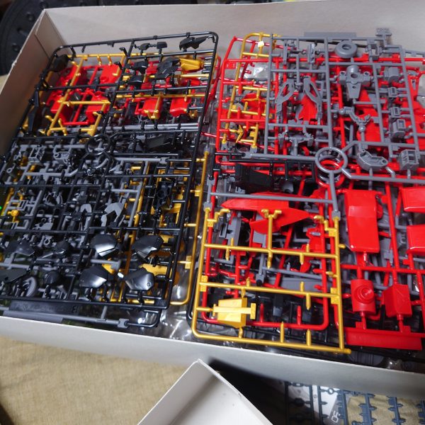 買ってからずっとパーツ数の多さに怯んで、放置してたティフォエウスガンダム・キメラを作り始めました。最近空気清浄機に転生したサイコ・ガンダムを観てサイコ・ガンダムについて考えていた時、ふと「 こいつサイコ・ガンダムMk-3なんじゃね？」という考えが浮かびサイコ・ガンダムMk-3として製作する事に決めました。一応「 サイコ・ガンダムMk-3」という機体はガンダム・ザ・バトルマスターというゲームに登場しますが、ゲーム世界限定でしか存在しない機体みたいです。そもそもこの「 サイコ・ガンダムMk-3」の開発にはムラサメ研もオーガスタ研も関与しておらず、勝手にサイコ・ガンダムを名乗ってる他人のような気もします。かと思えばG・ドアーズがサイコ・ガンダムMk-4なので正史におけるサイコ・ガンダムMk-3は謎に包まれています。Mk-2からMk-4で急に小型化しているのでMk-3はその中間に当たるような機体なのでは…ZZから逆シャアまで確か4年くらいしかなく、その間にMk-4も開発されてる事も考えると、アクシズ崩壊直後後に元アクシズの技術者を獲得し、表向きは小型化サイコミュの技術検証機として開発された機体がティフォエウスガンダムなのではないか？元アクシズの研究者に設計の大部分を任せたので連邦らしくない丸みのあるデザインになったのではないか？クタン双竜型も表向きは専用の輸送用ブースターとして開発された随伴機兼、ハルユニットではないか？ホンコンシティの一件で印象が悪くなったサイコ・ガンダムである事を隠す為に合体時をサイコ・ガンダムMk-3とし、あえて分離状態にはサイコ・ガンダムの名を与えなかったのではないか？予算削減と言い逃れするためにあえてサイコ・ガンダムMk-2の余剰パーツなんかを再利用しているのではないか？完成直後位にサイコフレームの技術がもたらされ直ぐにG・ドアーズの開発が始まった為に歴史の闇に消えたのではないか？この開発に関わっていた者が袖付きに流れ、ハルユニットという概念をもたらしネオ・ジオングの開発に繋がったのではないか？…と、こんな感じの妄想が膨れ上がったのでサイコ・ガンダムMk-3として製作する事にしました。色はバトルマスター版のMk-3に寄せるかG・ドアーズみたいにティターンズカラーにするか考え中…とりあえずティフォエウスガンダムのみ後ハメ加工等しながら仮組み。足先の後ハメ加工は難しそうなのでフレーム？部を塗装してからマスキングして組み込んでから足先の合わせ目を処理する方式になりそう。幸い元になったラファエルガンダムもOO系最大の特徴である太陽炉が付いていないので、手を連邦系の角指のビルドナックルに換装すれば宇宙世紀のMSと言っても大丈夫そうと思ってたのですが問題発生。ガ系のキットは手のBJが他のMSよりデカくてビルドナックルがそのまま使えない事が判明。強度に問題が出そうだから手首の加工はあまりやりたくなかったんだがどうしたものか… それにしても本体のティフォエウスガンダム組んだのにまだこんなにパーツある… （2枚目）
