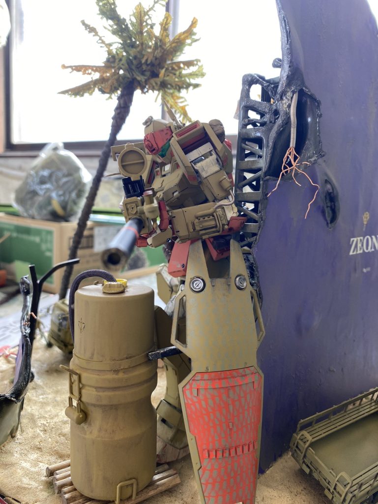 手前のエネルギータンク？冷却タンク？実はヤクルの空をそれっぽく作ってあります