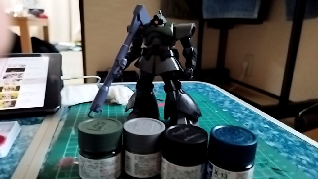 塗料などは水性アクリジョンの日本戦闘機カラー、ミッドナイトブルー、ブルー、灰色を使用しましたミッドナイトブルーとブルーを混ぜて色を作成しました正直何色かわかりませんw