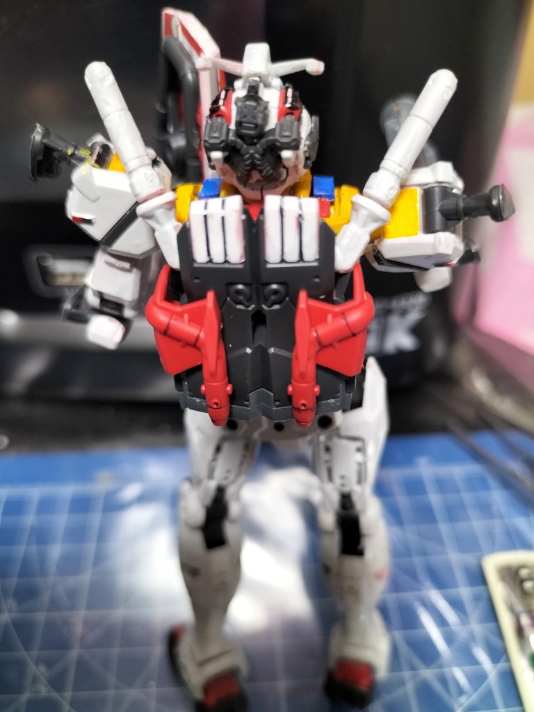 赤いパーツはガンダムスプレー缶白で塗りました。その上からガンダムマーカー青赤黄