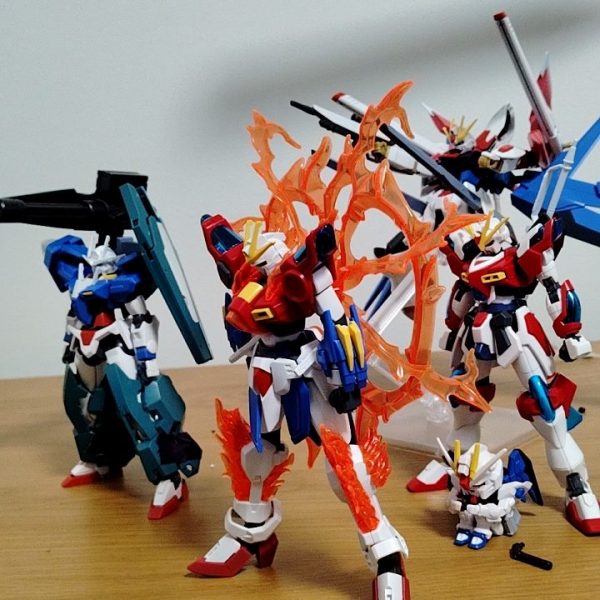 現在制作中のオリガン達です。右下のフリーダムガンダムは姫路で手に入れたものです。これらの半分は射撃主体、もう半分は格闘主体です。