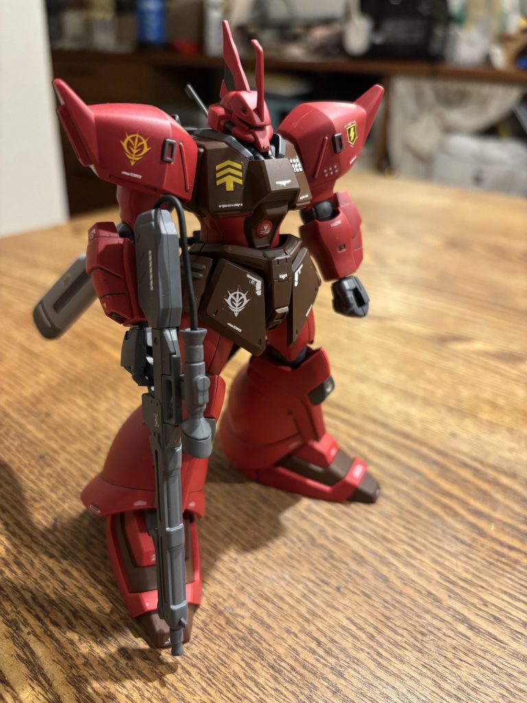 シャアの缶スプレーが残っていたのでメインカラーはシャア専用みたいなカラーになりました笑