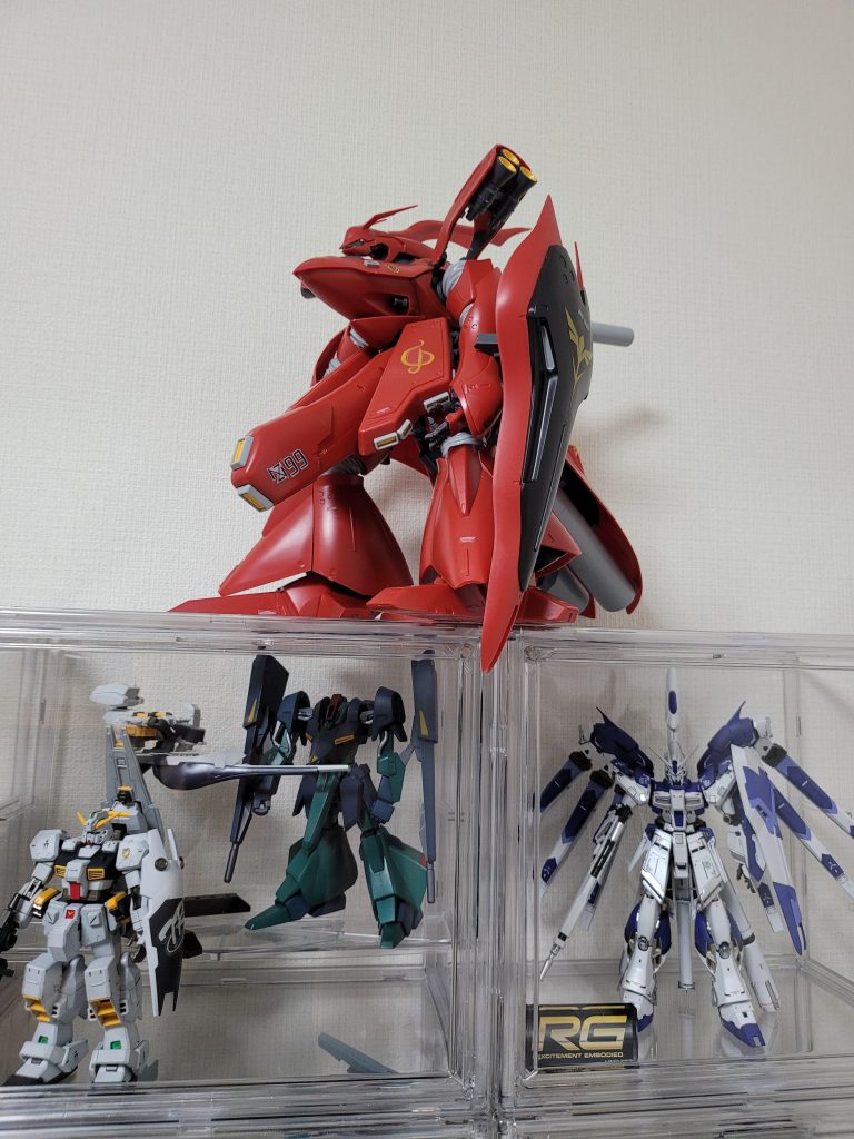 ファンネルバインダーは、やすりがけ中