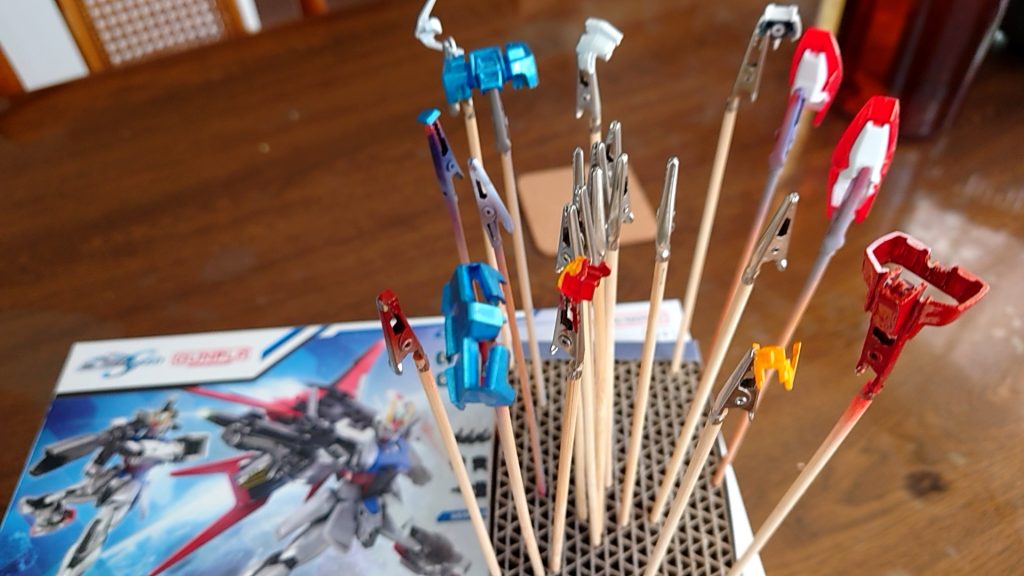 塗装中、胸のパーツは後で塗り直した。