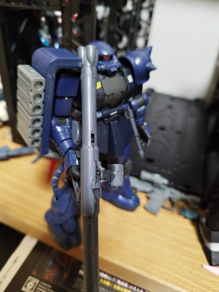 今回はね武器等も塗装しました。機体の色は市販で売っているラッカー塗料のティターンズブルー2を使用し、塗装の仕方はランナー塗装で３度、むらがあるところは４度塗りなど綺麗に仕上げました