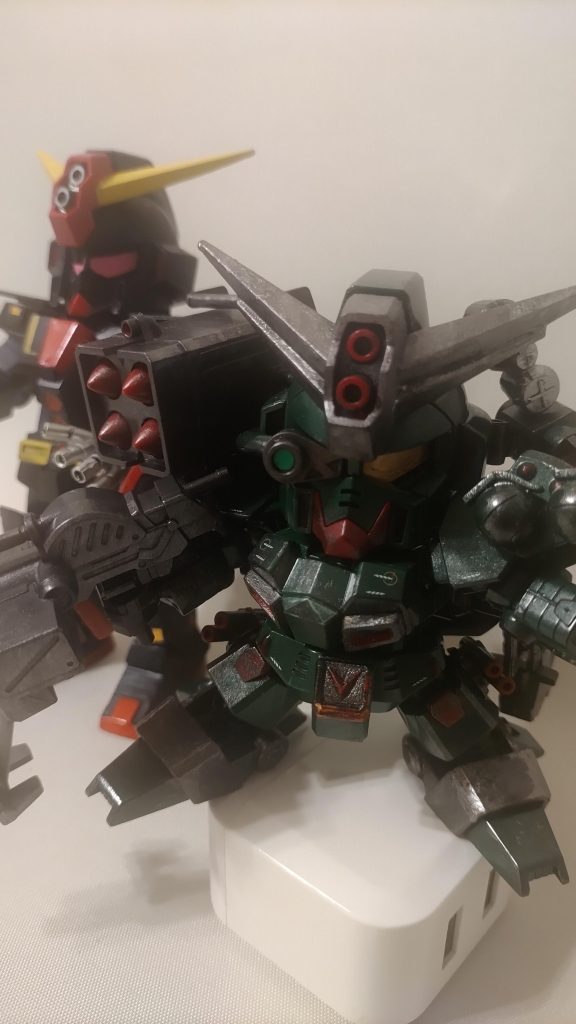 …SDのコマンドガンダムの頭を眺めながら1/300のサイコガンダムのプラモデルを( ‪⸝⸝¬ω¬)ｼﾞﾛｼﾞﾛ… …足を詰めてしまえば、SDっぽく見えるかも…😁肩はシールドの裏の板を付けて延長して…手はおっきくしたいから適当なパイプで…頭の角は重なりの2本を1本に…っと太ももとスネをキコキコキコ…┐(´∀｀)キコキコ…