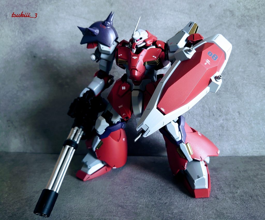 全身のスタイルは変更せず、頭部パーツを削り左右振り向けるように改造。主に武装や既存装備のアップデートを行っています。