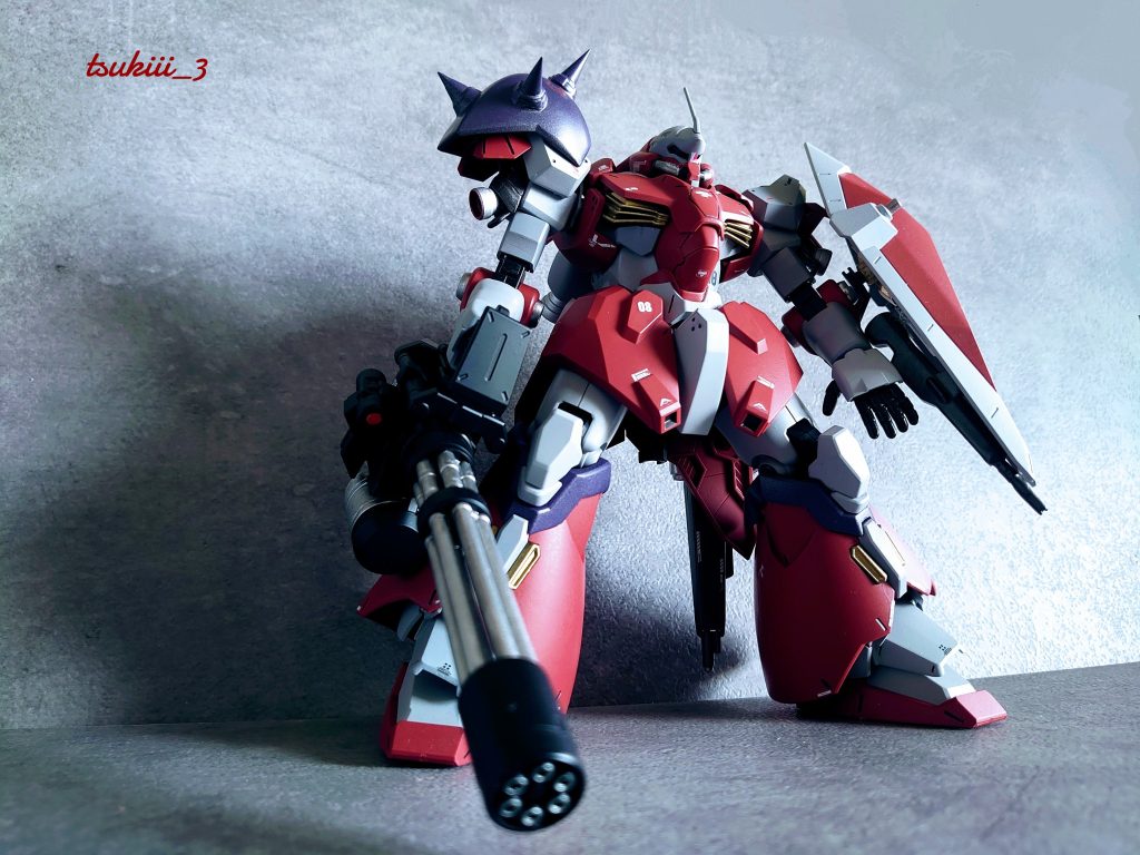 まずは右腕に装備したのはジャイアントガトリングガン。大柄なメッサーには違和感なく装備できました。ガトリングガンはジャンクパーツで多少アレンジ。両腕部にはスラスター兼ブースターを追加。重量を無理やり克服しています。