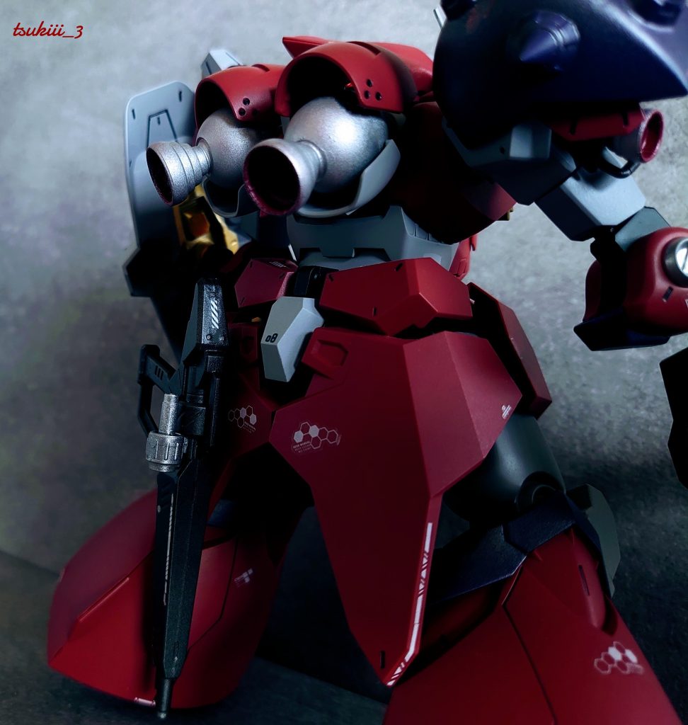 背部のバーニアは通常の倍以上のサイズに変更。マスターグレードサイズでも違和感なく装備できました。ビームライフルは携行できるようにネオジムを内蔵。