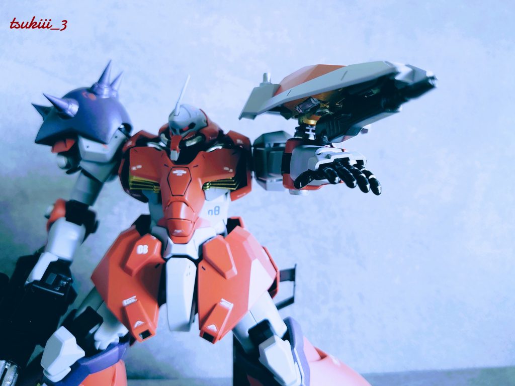 シールドは守備から攻撃寄りに変更。盾ではなく複合兵装装備とし、シールド裏ビームキャノンとシールド表面にビームガンを2門装備。