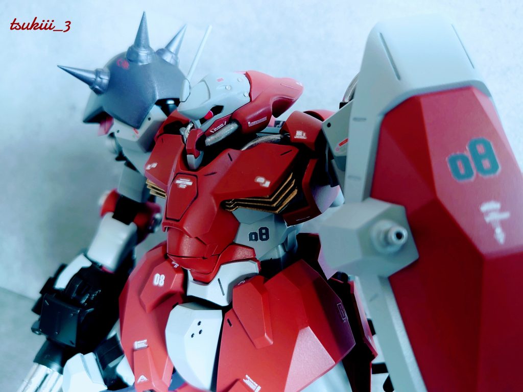 頭部バルカンは、穴開けを行わずメタルパーツで表現。右肩のスパイクアーマーは通常の棘をすべてMSスパイクに差し替え。かなり刺々しいですが、こちらも違和感はありません。このアイデアはガンダムベースブログを参考にしました。