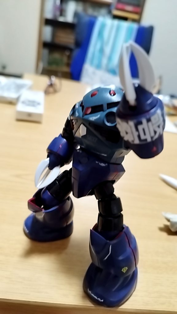 今回家に余ってた軍警ザクのデカールをお借りして軍警に仕立て上げました