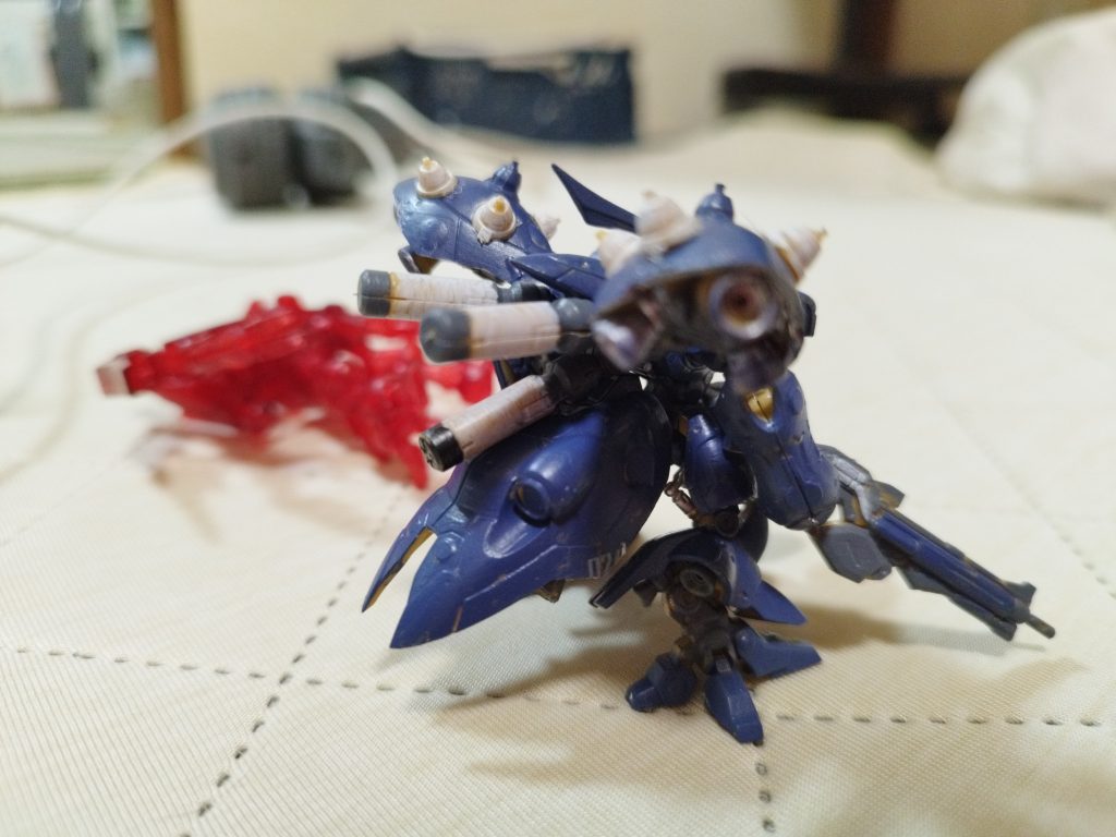 後ろもしっかり塗装しましたこの棒みたい（名称わかんない）なのは白と、ジオン軍の灰色みたいなのを使用しました白は百均の白です。