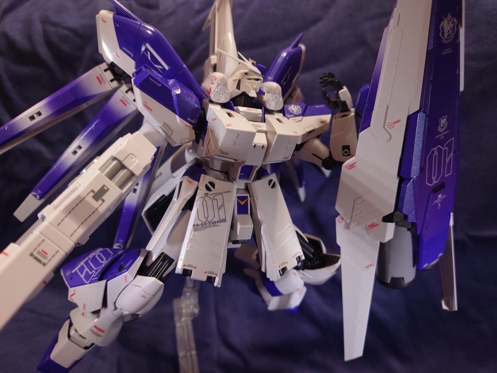 本体とHWS共にパール塗装にて仕上げてあります。写真では分かりにくいですが、パープルの部分がいい感じの光沢感になって気に入ってます！フィン・ファンネルのグラデーション部分は缶スプレーで気合で塗ってあります！専用のデカールが本体に付属してますが、貼り付け難易度が激高だったのであきらめました。 