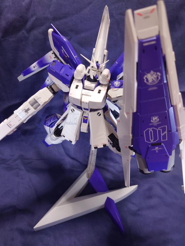 本体に付属する専用台座は本体色に合わせて塗装しました。