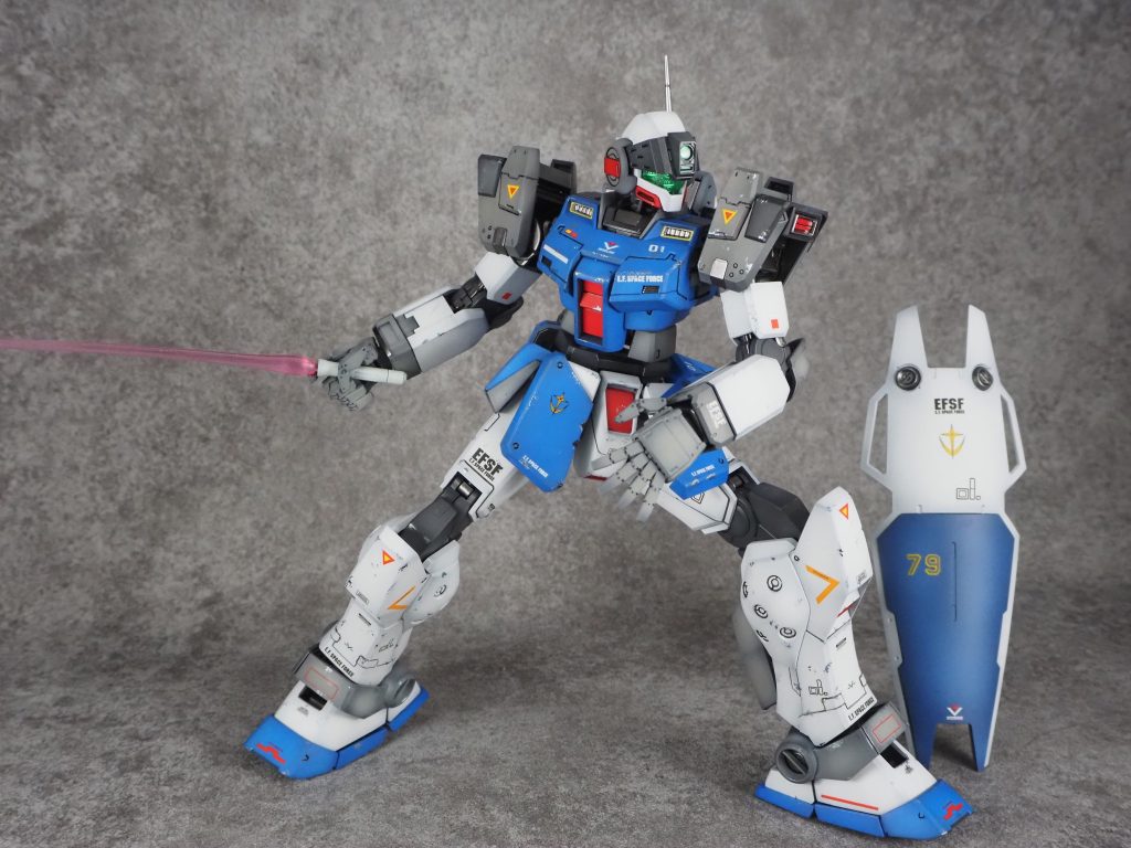 サーベルの持ち手が細いので、握りは若干厳しいようです。ガンダムやジムのものは安定しそう。