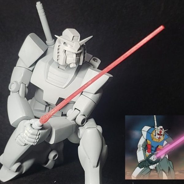 旧キット1/100ガンダムです。フル可動です。実際のアニメ劇中のカットと照らし合わせて、そのシンクロ率を確認してみます。頭部、胴体、腕部、腰部、脚部の全てが、立たせてもポーズをとらせても、安彦氏の描いた原画の初代ガンダムを立体にトレースしたかの様に見える様にと・・・各部の形状と、関節の仕組みそのものを造り込んできました。 詳細は載せきれませんので、ご興味持たれた方は是非ブログをご覧ください。↓↓↓↓↓↓↓↓↓↓↓↓↓↓↓↓↓↓↓↓↓↓↓↓ （1枚目）