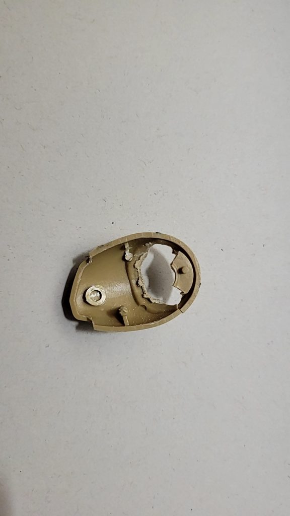 太股パーツの内側をくり抜き