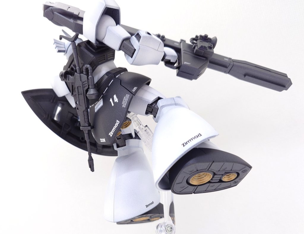 背面にはビームライフルをマウントできるアタッチメントをジャンクから製作しています。推進関係はZimmad社が担当しているとの事で宣伝しています(zaku-kao5)